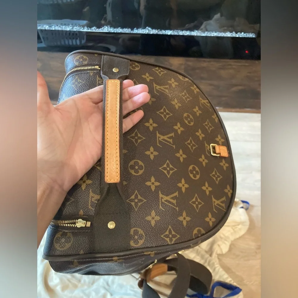💯% Authentic Louis Vuitton Monogram Duffel Bag (carry-on) - Picture 5 of 16
